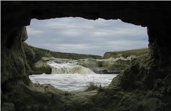 Cascada y cueva del Toro. Río Quequén Salado